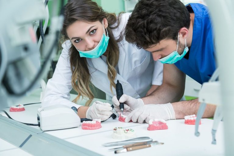 Como montar um laboratório de prótese dentária – [Guia COMPLETO]